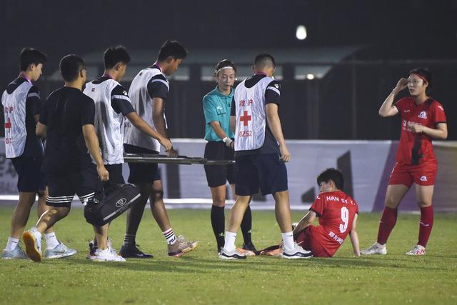 包含河南队在对阵江苏队的比赛中遭遇惨败的词条 包含河南队在对阵江苏队的比赛中遭遇惨败的词条