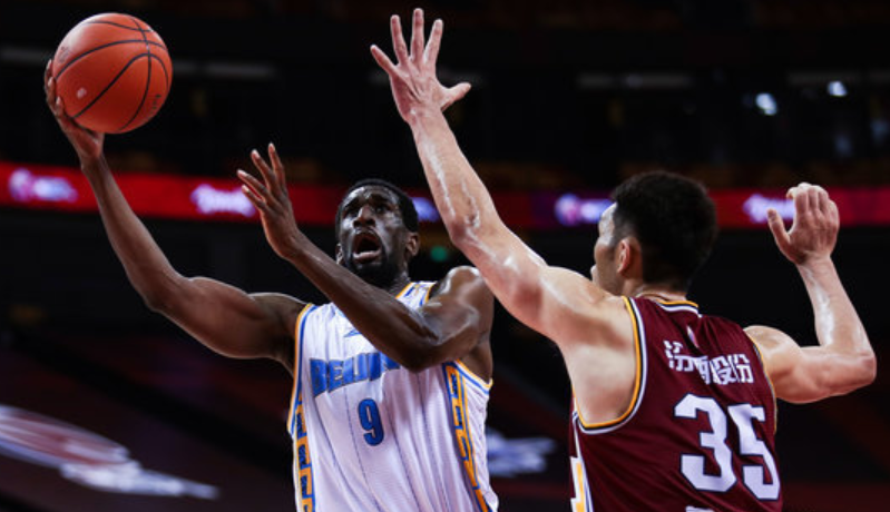 爱游戏中国-战术变化频繁，球队实力角逐白热化