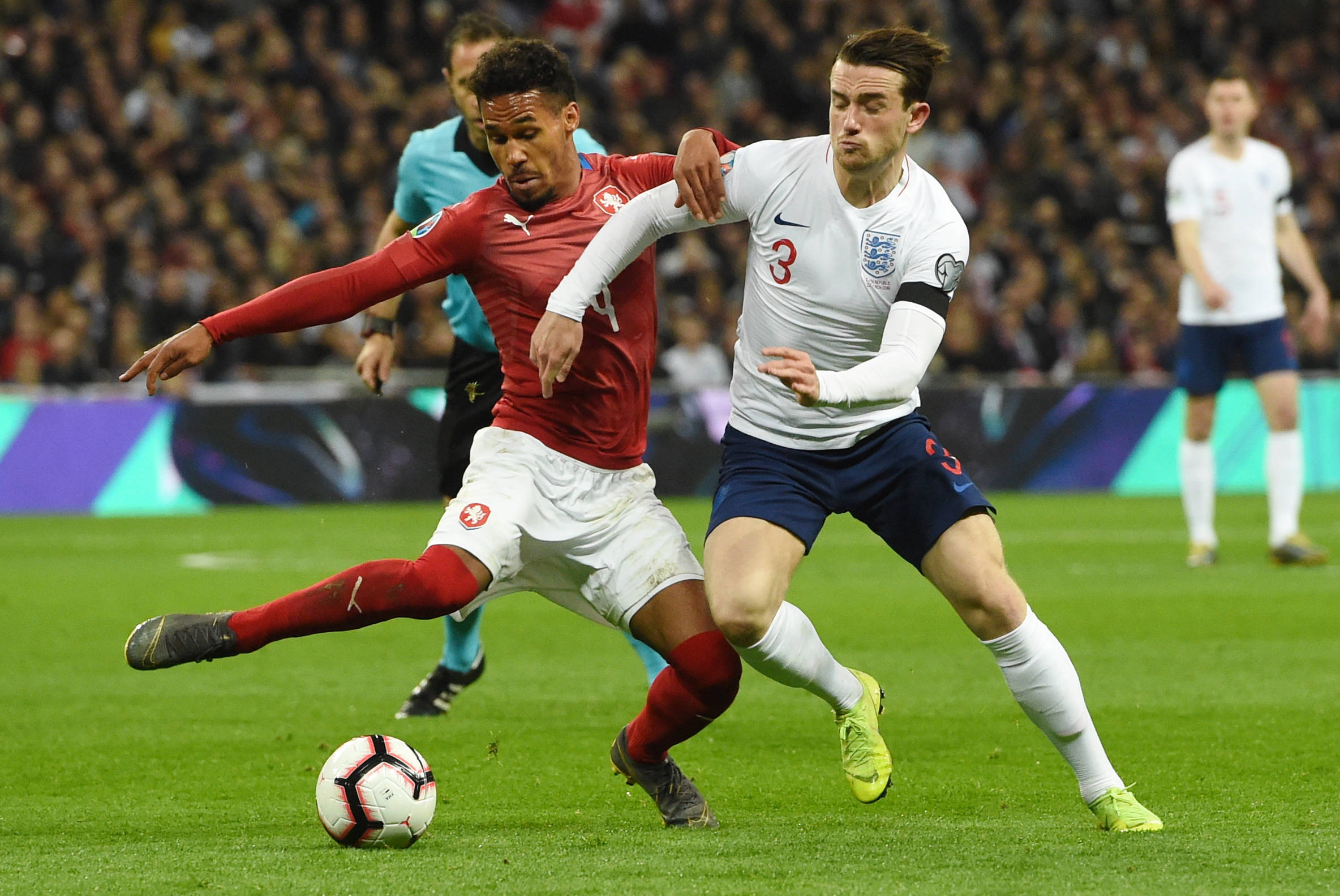 欧洲足球赛场上一场激烈角逐引发关注 欧洲足球赛场上一场激烈角逐引发关注