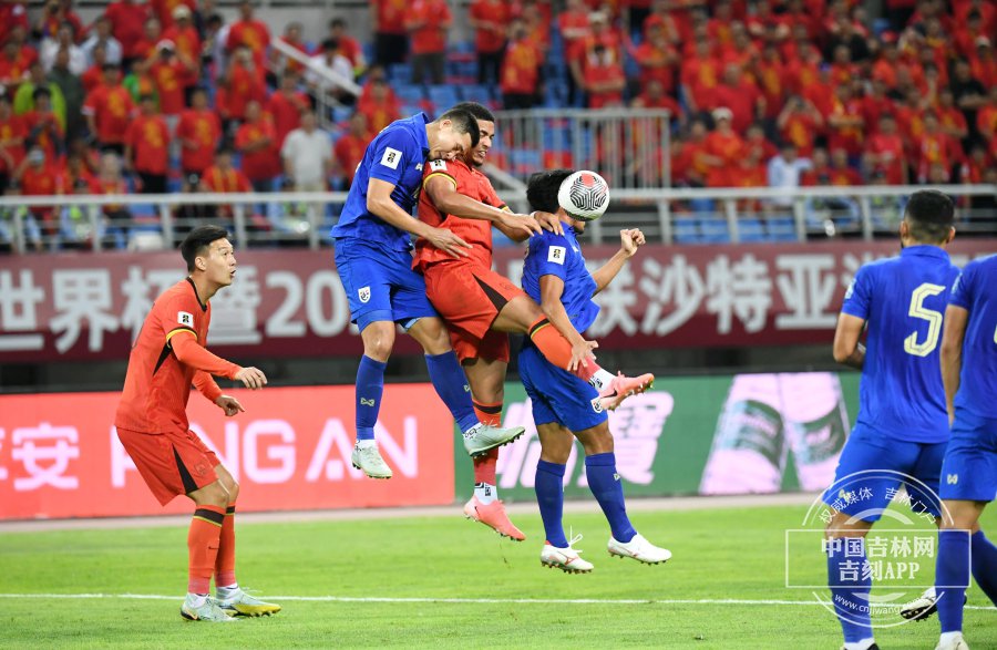 爱游戏大厅-包含足球比赛中球员努力争取进球，场面火爆的词条