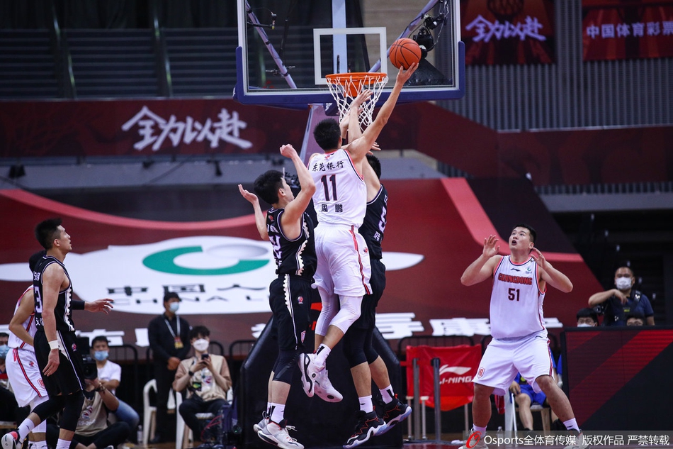 爱游戏在线-青岛队力克广州队，德罗赞扛起全队